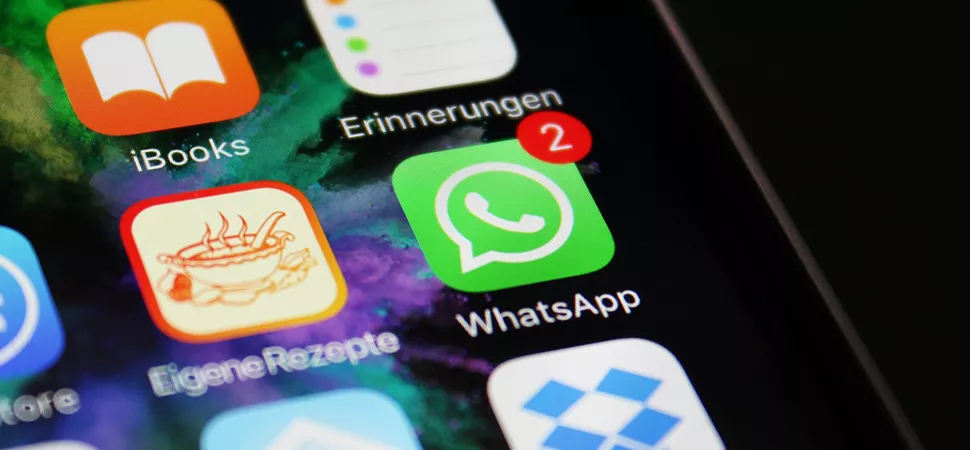 WhatApp App Icon mit 2 Mitteilungen zwischen anderen App Icons