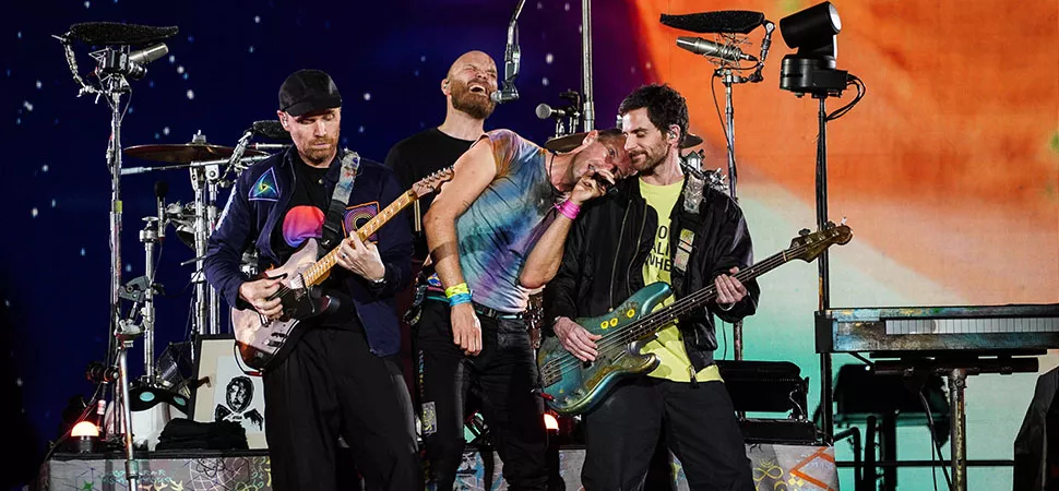 Die Band Coldplay zusammen während eines Auftritts auf der Bühne