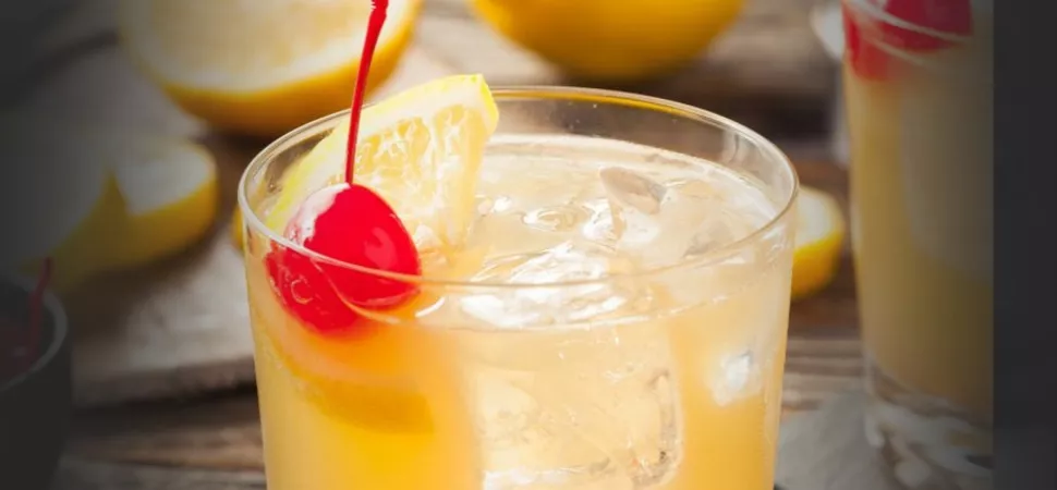 Cocktailbild mit Kirsche