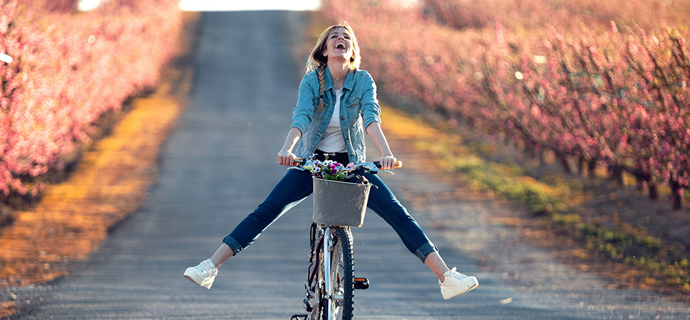 Glückliche Frau auf Fahrrad