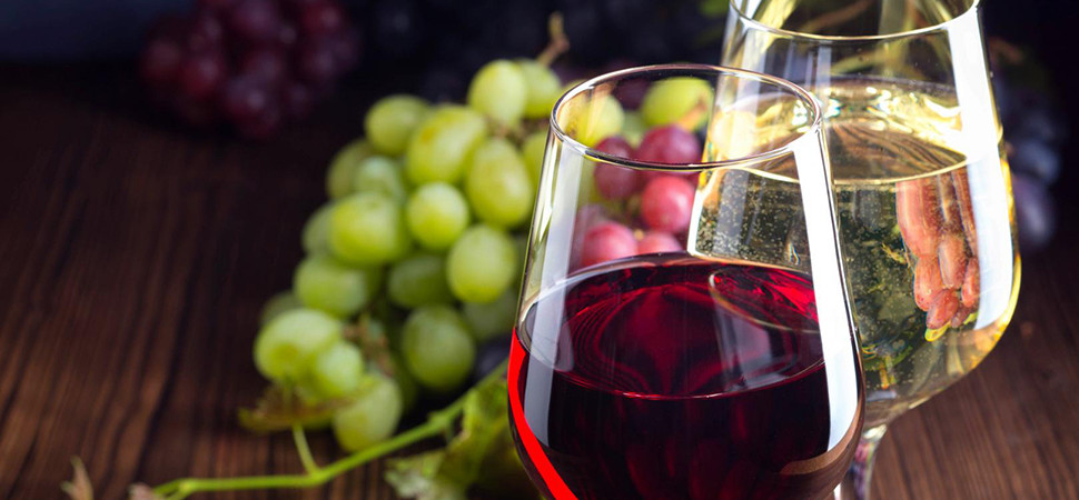Weingläser und Weintrauben