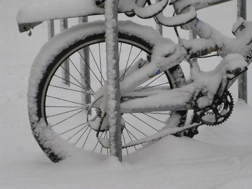 Verschneites Fahrrad