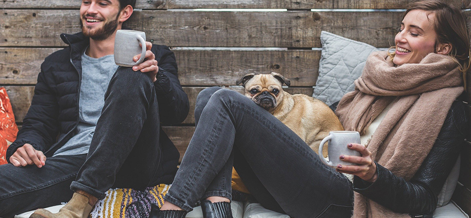 Mann und Frau mit Hund