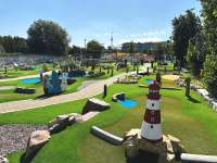 Minigolf Anlage in Berlin mit dem Fernsehturm im Hintergrund