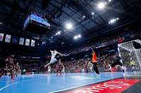 Ein Spieler wirft während eines Handballspiels aufs Tor