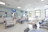 Ein heller Dialyseraum mit Betten und Gerätschaften