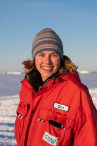 Portrtaitfoto von Gina Schulz mit Mütze und rotem Schneeanzug Meteorologin in der Antarktis