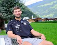 Malte Donker sitzt auf einem Stuhl im Zillertal vor dem Hotel Theresa