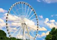 Ein Riesenrad vor blauem Himmel