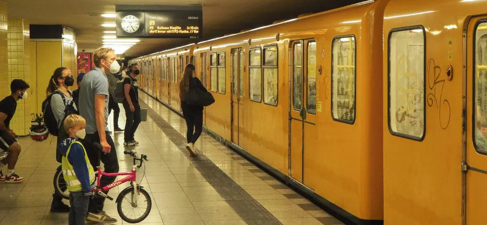 Berlin U-Bahn Personen steigen in eine Berliner U-Bahn ein