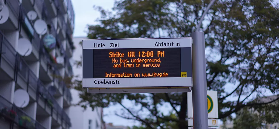 BVG Streik Eine Bushaltestellen Anzeige mit Hinweis auf den Streik