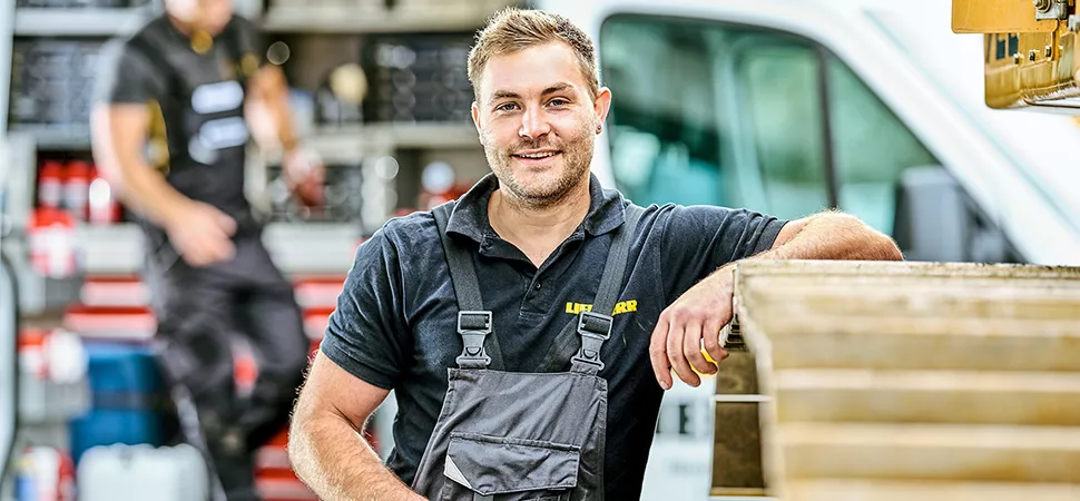 Liebherr Jobs Mann in einer Werkstatt