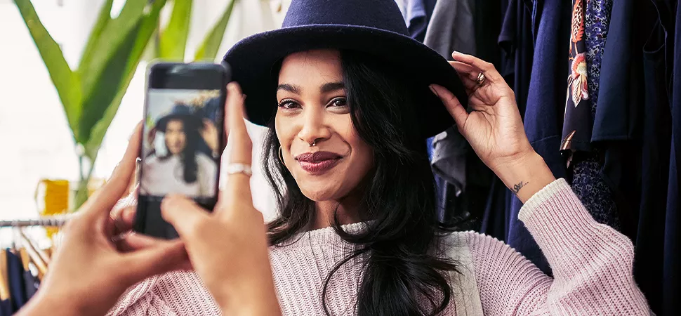 Gesundbrunnen Center OOTD Foto Eine Frau mit Hut posiert für ein Fashion-Foto