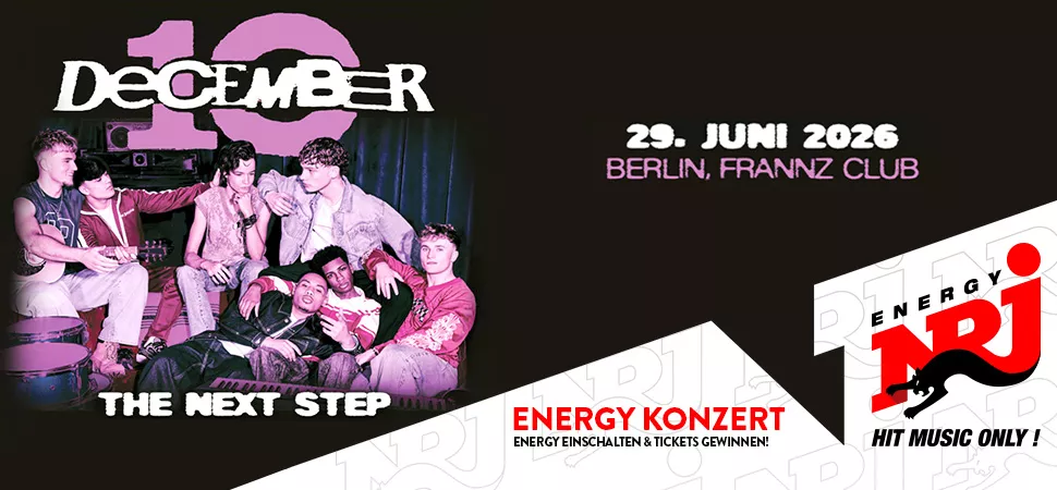 Gruppenfoto einer Band aus sieben jungen Männern, darüber Text