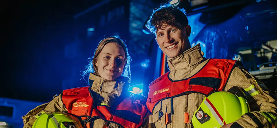 Ein Mann und eine Frau in Feuerwehruniform