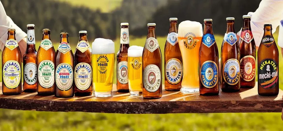 Viele verschiedene Biere von Meckatzer auf einem Holzbrett
