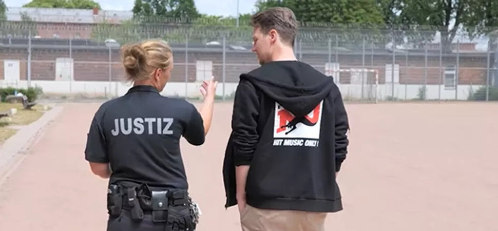 Richie testet JVA Justizvollzugsbeamtin und Richie von ENERGY