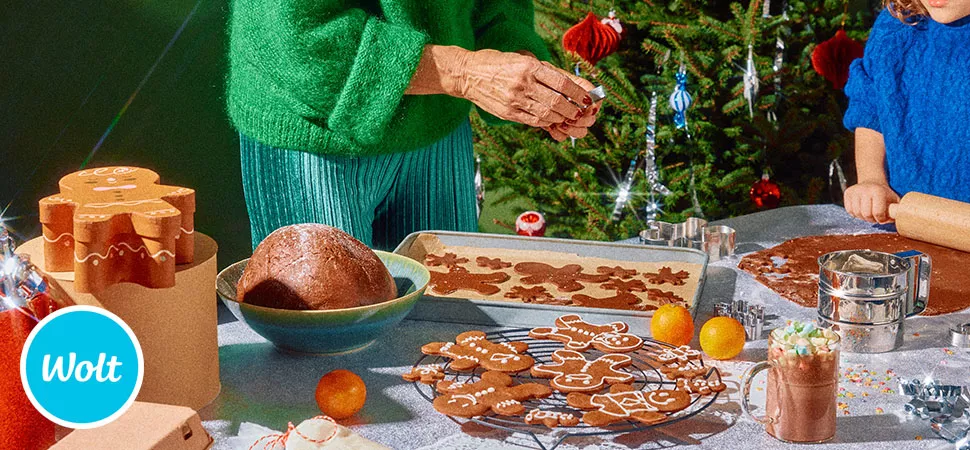 Ein Tisch mit Weihnachtsgebäck 