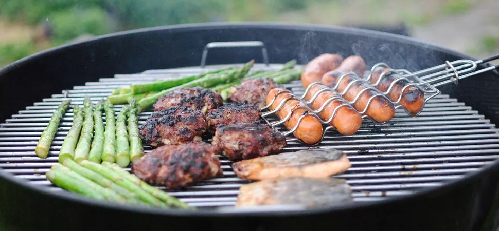 Grillen draußen Grill mit Fleisch und Gemüse