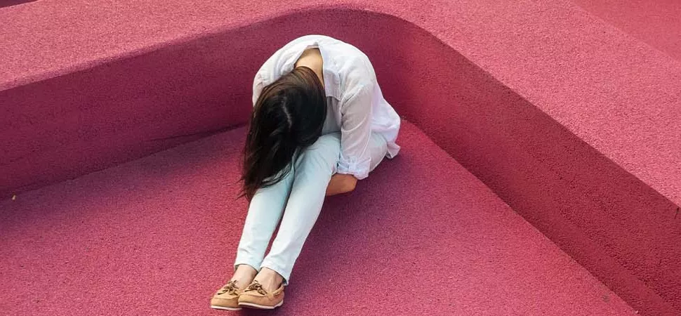 Winterblues oder Depression? Einsame Frau