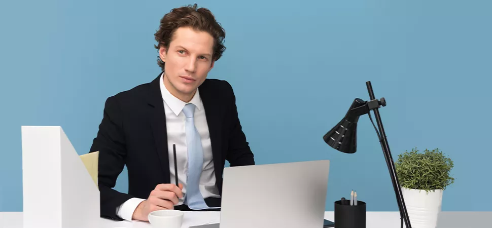 Was steckt hinter Narzissmus? Mann am Schreibtisch