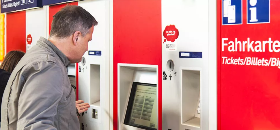 Ticketkauf Mann kauft Ticket am Fahrkartenautomaten