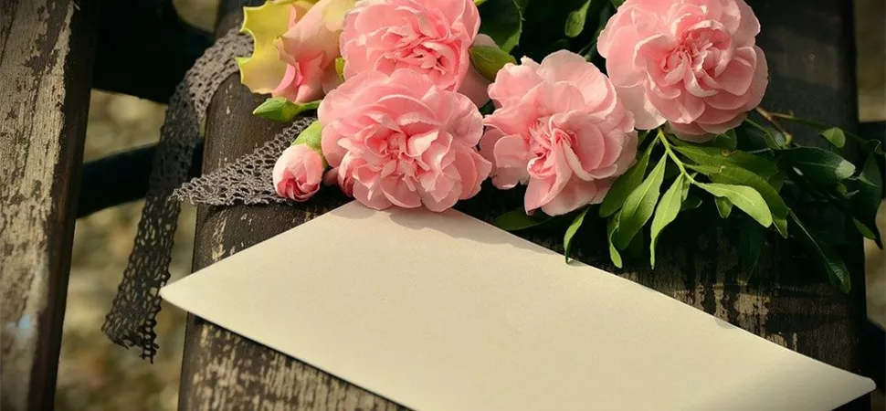 Blumen und Briefumschlag