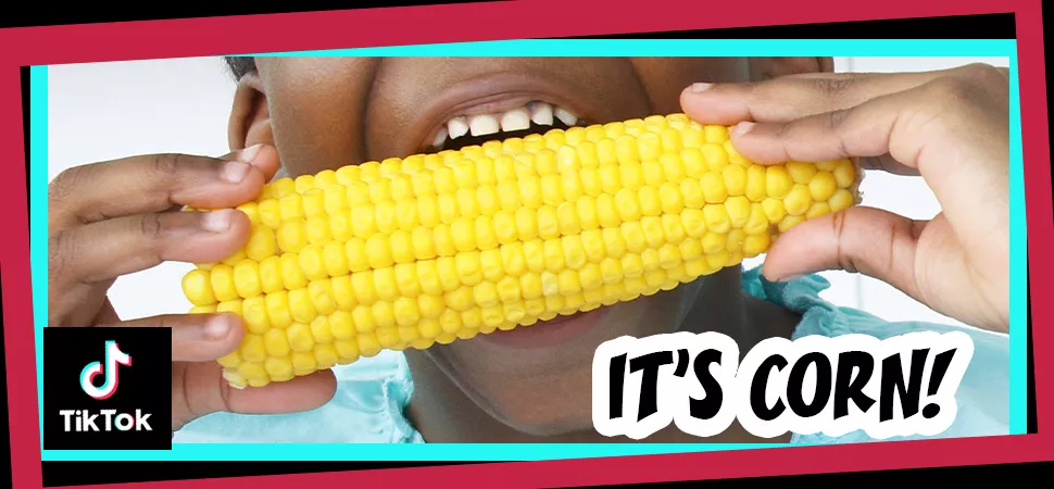 Junge isst Mais in TikTok Video