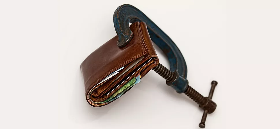 Die Inflation bereitet vielen Bundesbürgern erhebliche Sorgen Geldbörse in Schraubstock