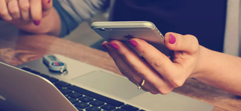 Frau mit Smartphone Frau mit Smartphone
