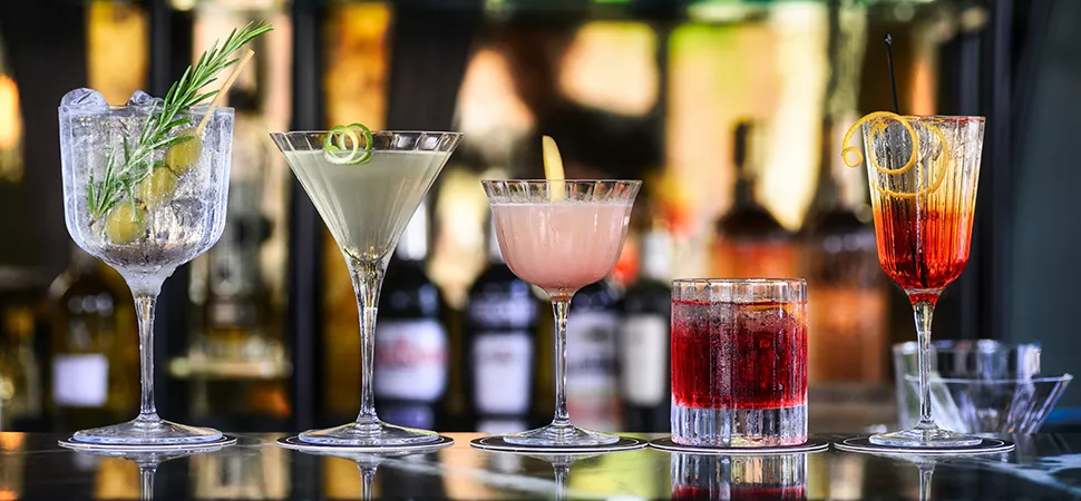 Cocktails Verschiedene Cocktails nebeneinander