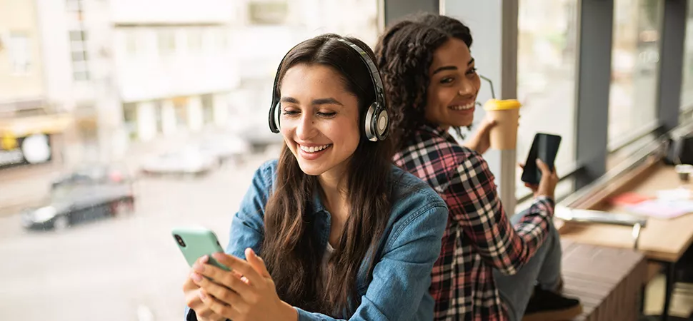 World Radio Day am 13. Februar 2023 2 Frauen mit Kopfhörern hören Musik
