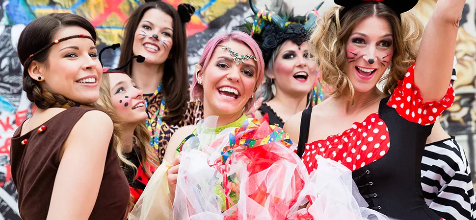 Fasching Frauen feiern Karneval im Kostüm