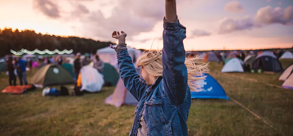 Festival-Campingplatz bei Sonnenuntergang