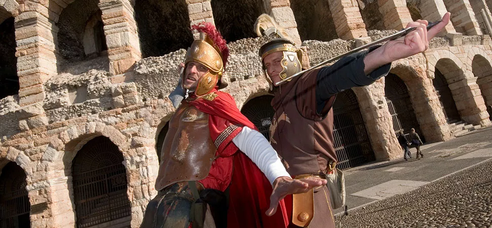 Zwei Gladiatoren vor dem Kolosseum in Rom (Stockphoto)