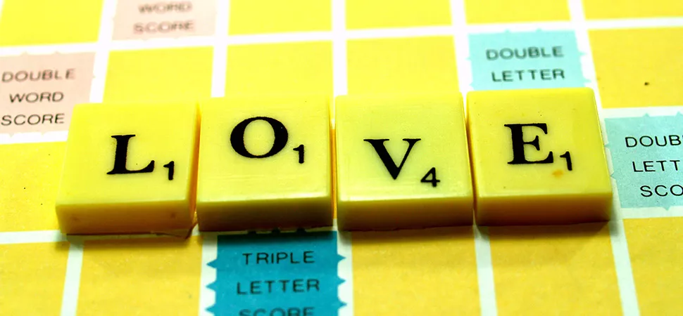 Ein Scrabble Feld, auf dem das Wort "LOVE" gelegt ist