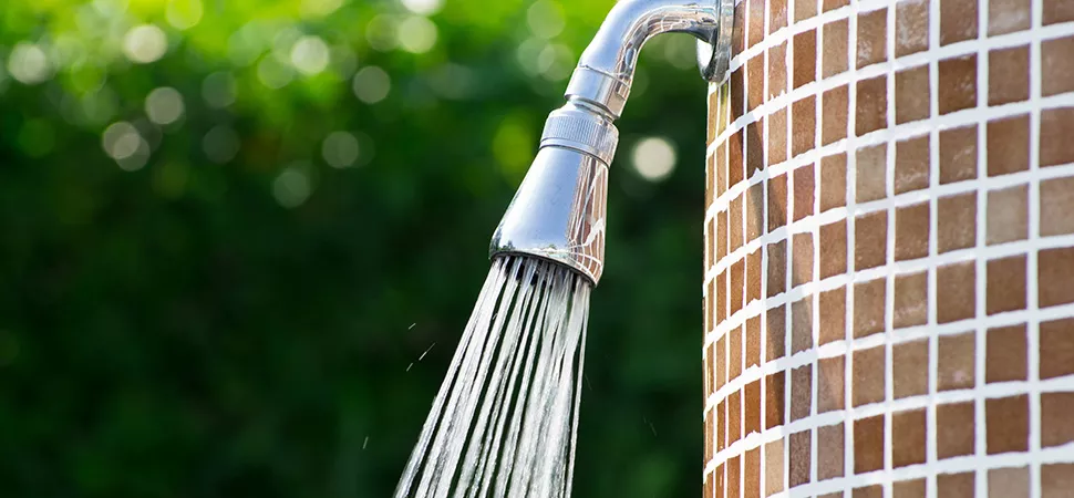 Duschkopf mit fließendem Wasser 