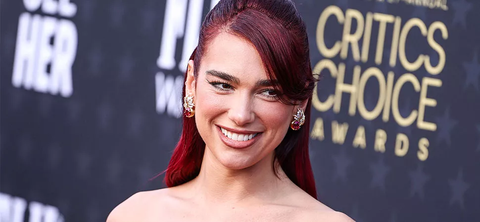 Dua Lipa steht auf dem Roten Teppich bei den Critics Choice Awards.