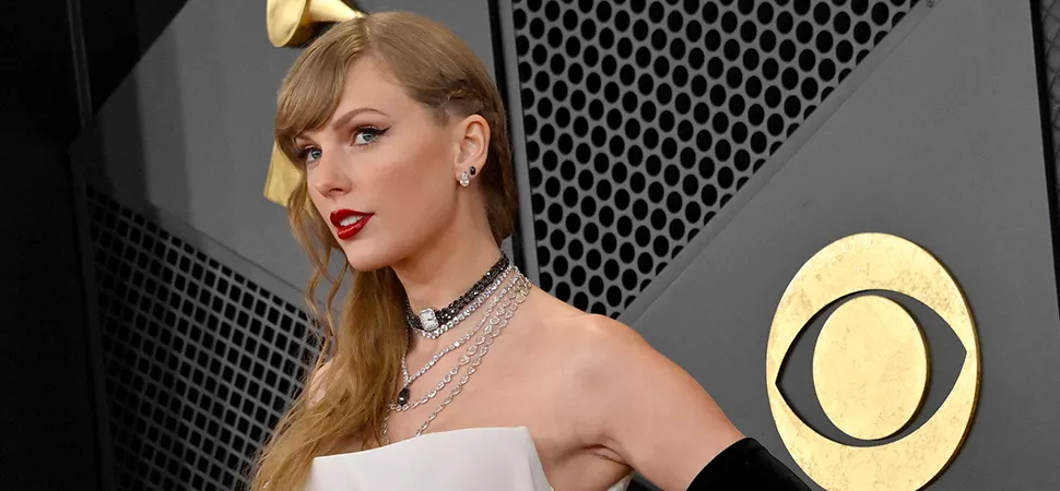 Taylor Swift auf dem roten Teppich der Grammy Awards 2024