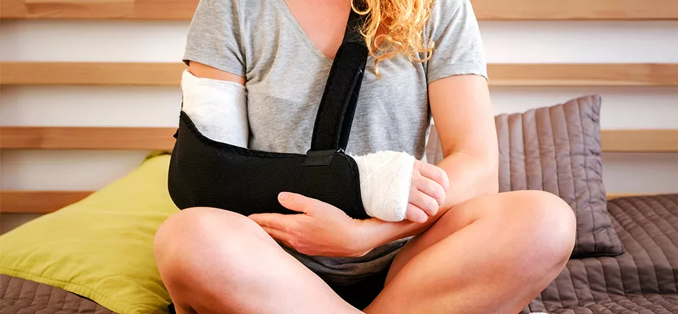Armverletzung Frau mit einem verletzten Arm