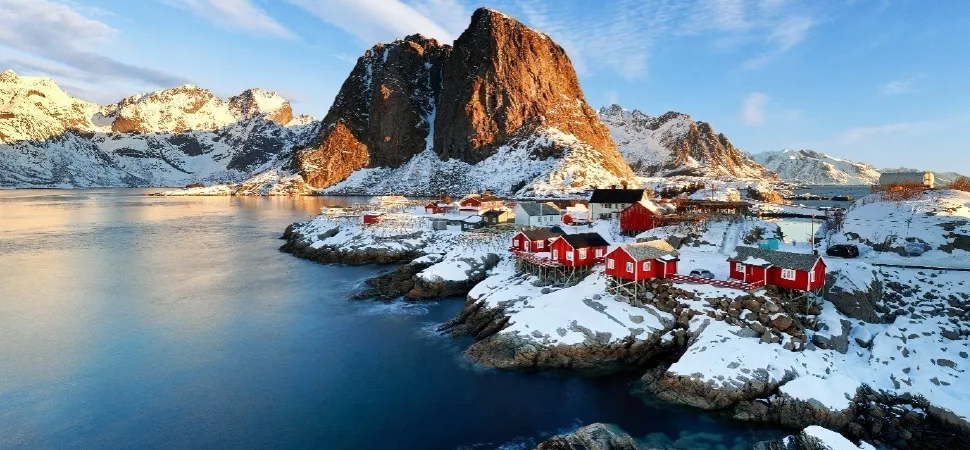 Skandinavische Landschaft Blick auf einen Fjord.