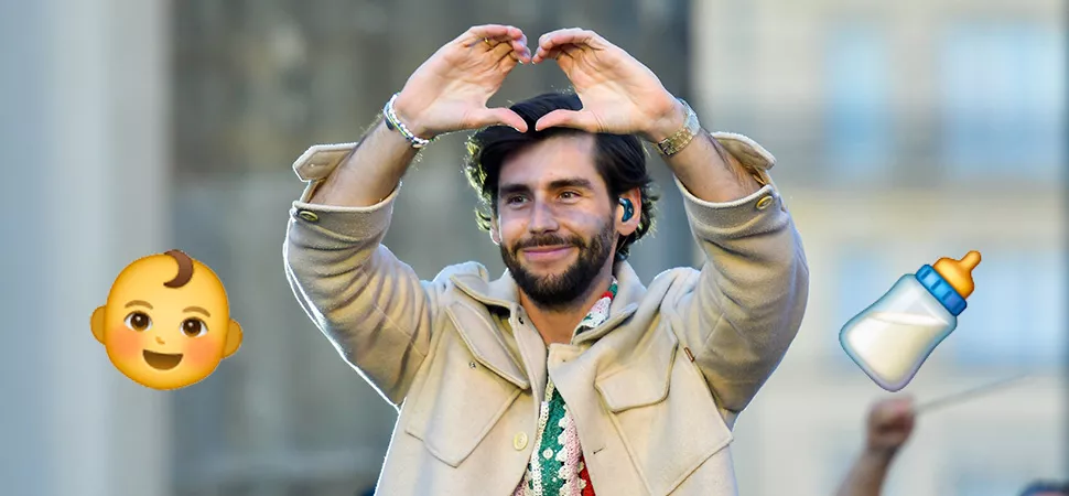 Alvaro Soler ist Papa geworden Alvaro Soler zeigt mit zwei Händen ein Herz