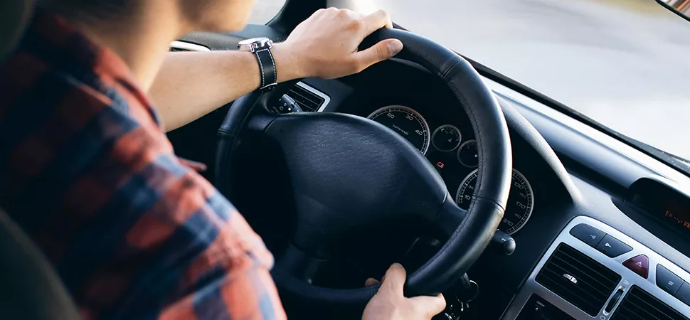 Autofahren Mann fährt in einem Auto