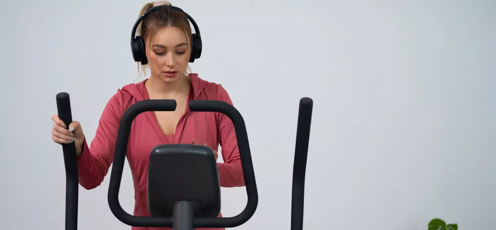 Fitness Frau auf Stepper