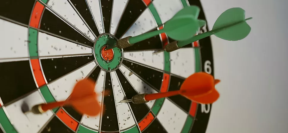 Darts Scheibe mit Pfeilen drin Darts Scheibe mit Pfeilen drin