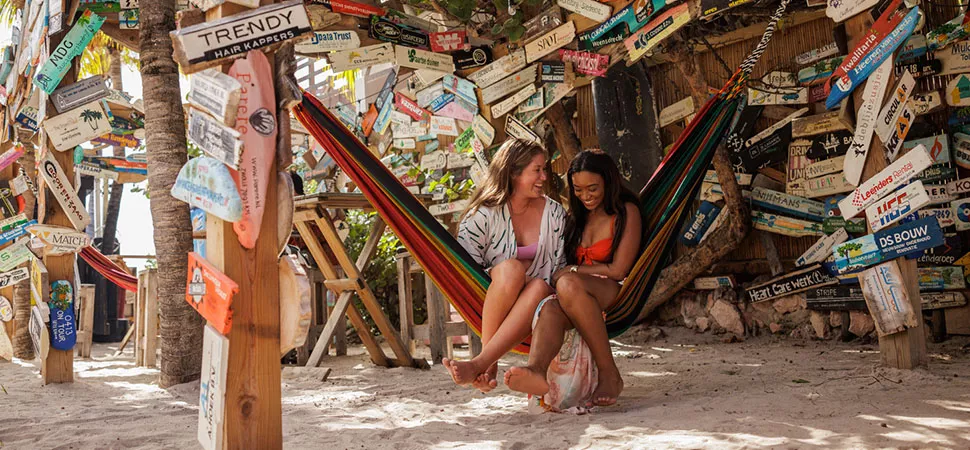 Mit KLM nach Curaçao Zwei Frauen in einer Hängematte auf Curaçao