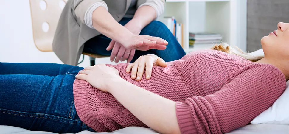 Hypnosetherapie Frau wird hypnotisiert.