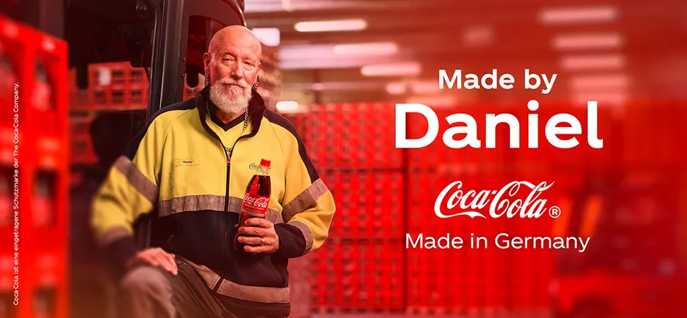 Coca-Cola Made by Daniel Mann in einem Coca-Cola Lager, darüber steht "Made by Daniel"
