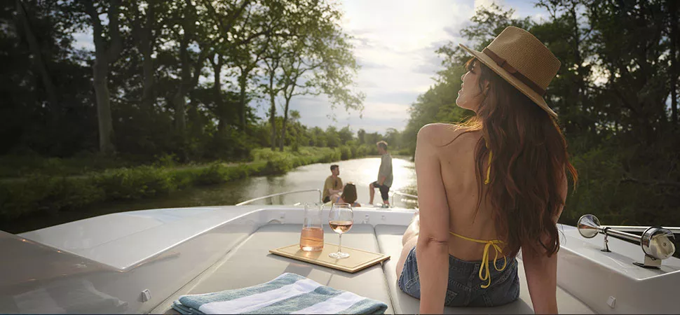 Hausbooturlaub mit Le Boat Frau sonnt sich auf dem Hausboot Le Boat
