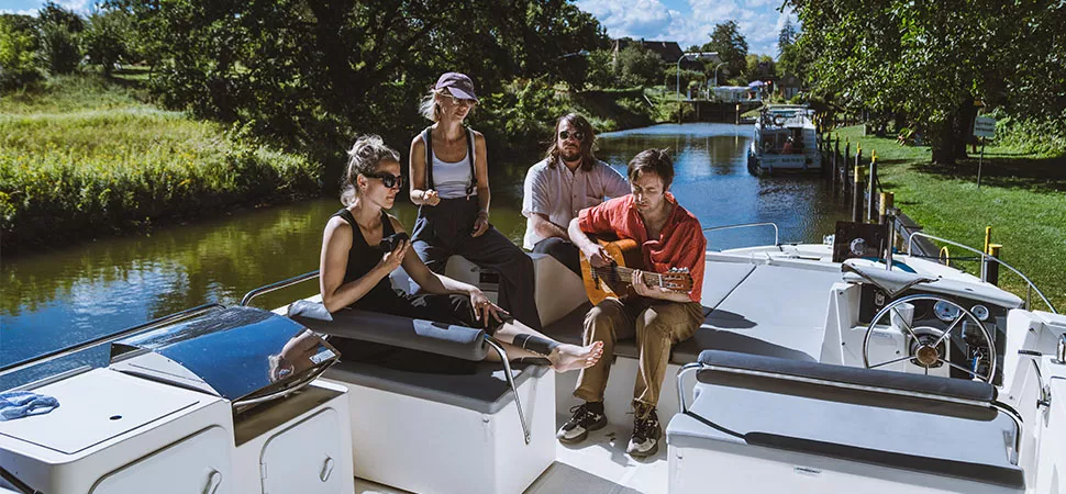 Die Band Kat Koan machen Musik auf einem Le Boat Hausboot
